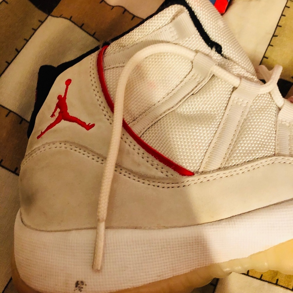 Jordan 11 Platinum Tint - Picture 2 of 8